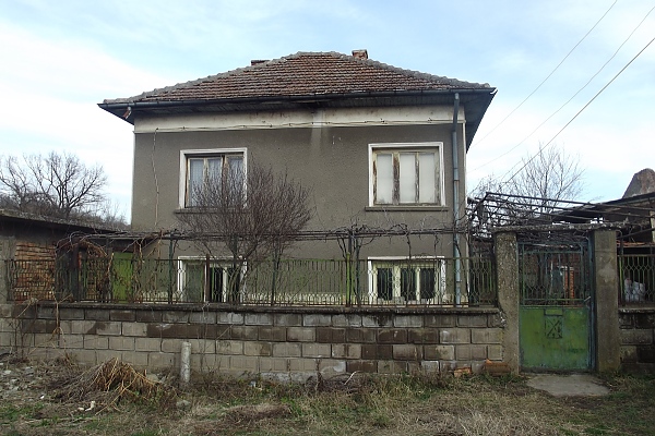 country-house-with-garage-farm-buildings-and-land-located-in-a-big-village-60-km-north-of-vratsa-bulgaria