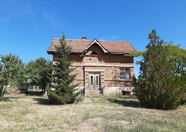 old-rural-property-with-garage-and-land-located-in-a-village-halfway-between-two-cities-in-the-northwest-of-bulgaria