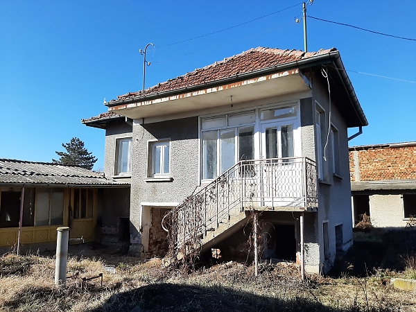 country-house-with-garage-and-plot-of-land-located-in-a-big-village-near-international-road-30-km-north-of-vratsa-bulgaria