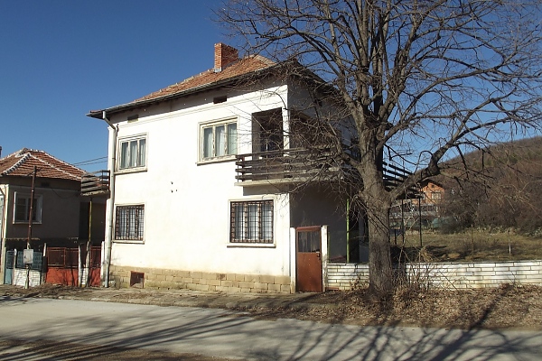 spacious-country-house-with-plot-of-land-and-good-location-situated-in-a-lively-village-100-km-away-from-sofia-bulgaria