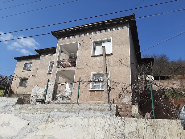 partially-renovated-and-furnished-country-house-with-nice-location-just-one-hour-north-of-sofia-bulgaria