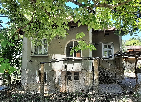 old-rural-house-with-barn-plot-of-land-and-quiet-location-halfway-between-two-big-cities-in-the-northwest-of-bulgaria