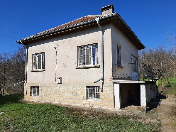 renovated-country-house-with-barn-and-plot-of-land-located-in-a-village-near-river-60-km-north-of-vratsa-bulgaria