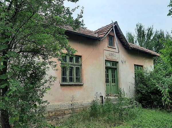country-house-with-plot-of-land-located-in-a-big-village-near-river-20-km-away-from-border-and-ferry-crossing-into-romania