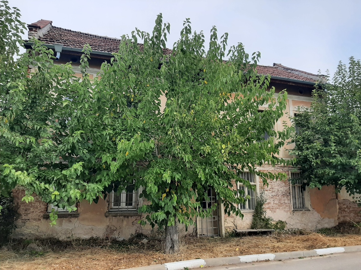 /old-rural-house-with-big-plot-of-land-situated-in-a-quiet-village-near-fields-40-km-away-from-vratsa-bulgaria/