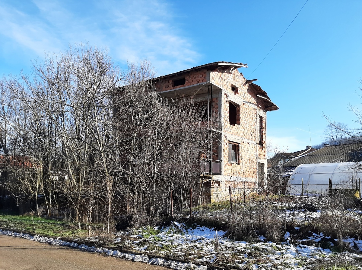 /rural-property-with-land-good-road-access-private-water-source-and-views-situated-15-km-away-from-spa-resort/