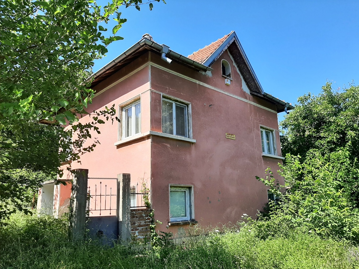/solid-country-house-with-barn-and-plot-of-land-located-in-proximity-to-forest/