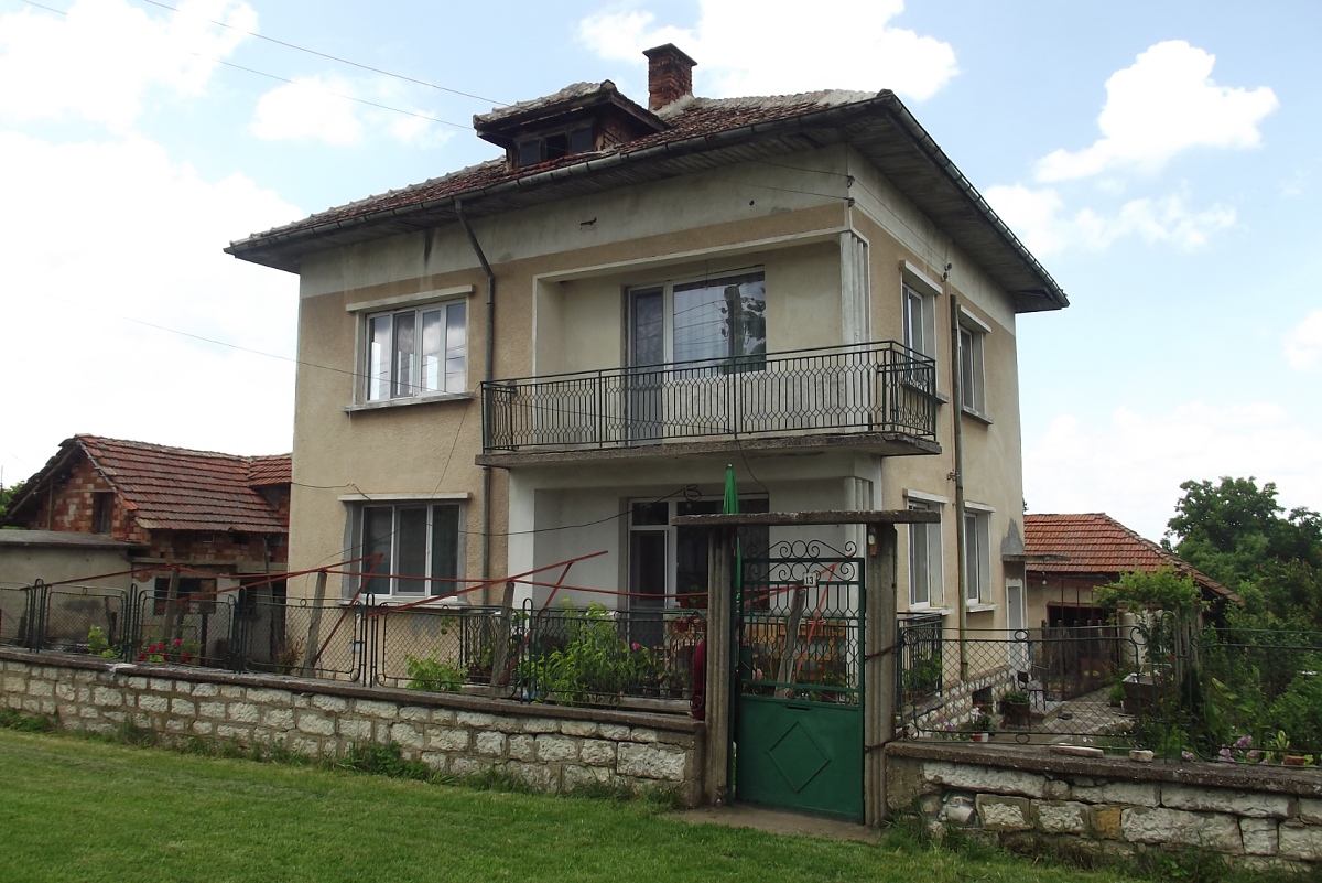 /solid-country-house-with-barn-and-nice-plot-of-land-situated-in-a-lively-village-15-km-away-from-vratsa-bulgaria/
