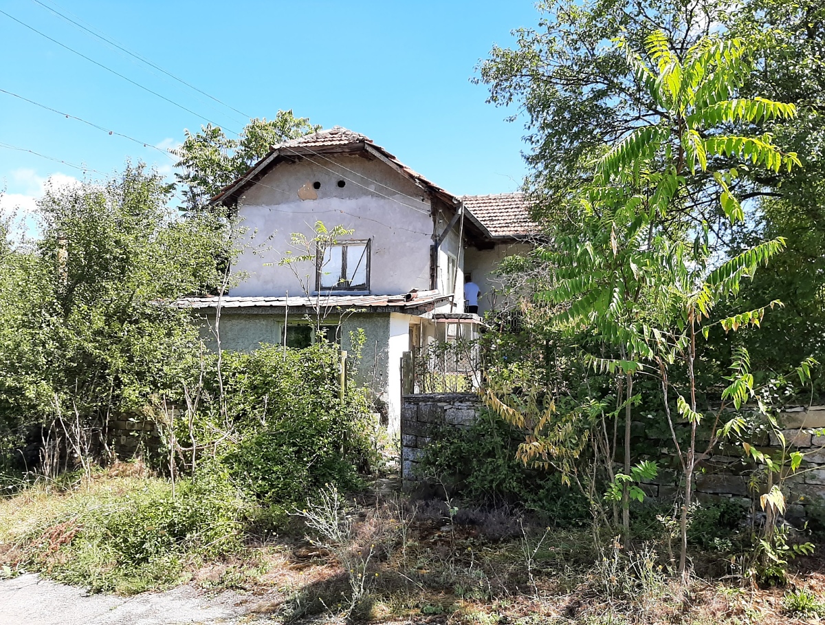/old-country-house-with-spacious-plot-of-land-and-additional-piece-of-regulated-land-situated-100-km-away-from-sofia-bulgaria/