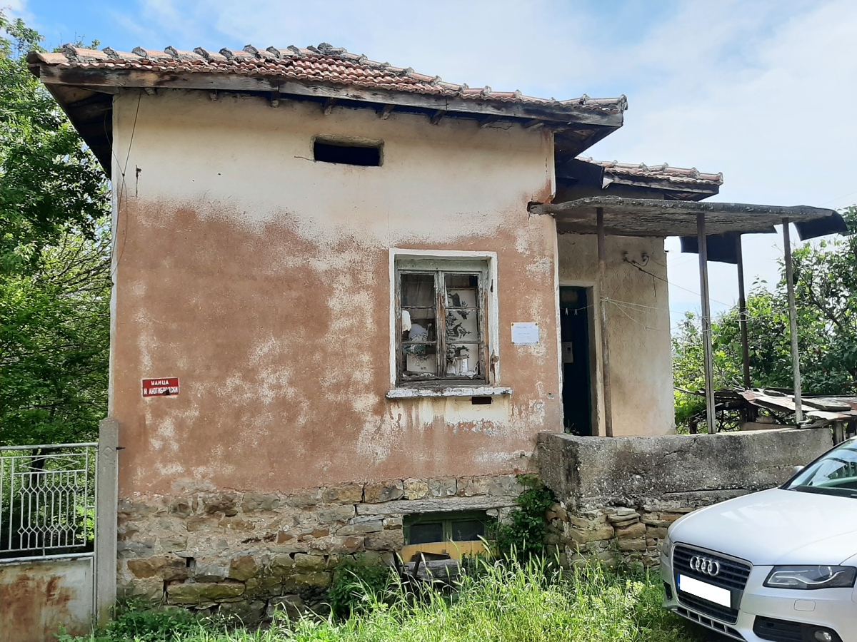 /old-rural-property-situated-in-a-village-near-tourist-sites-one-hour-away-from-sofia-bulgaria/