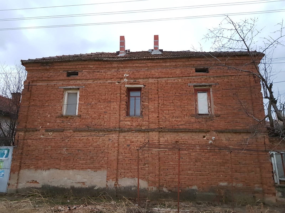/rural-house-with-garage-and-barn-located-in-a-big-village-near-river-65-km-north-from-vratsa-bulgaria/
