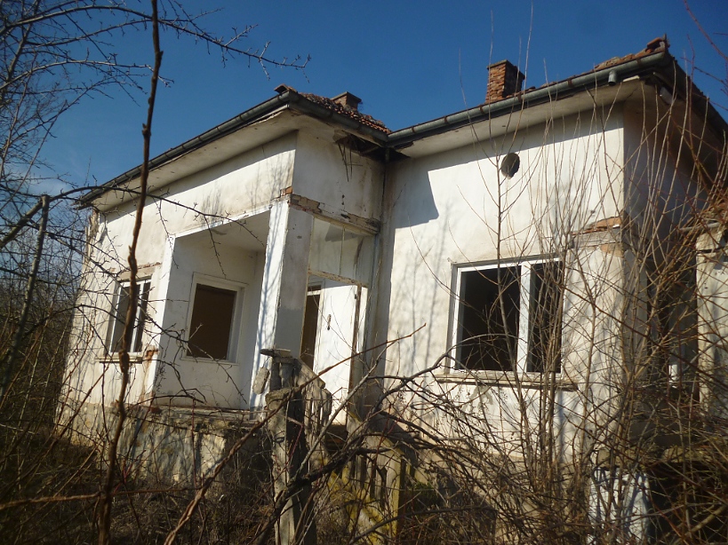 /old-rural-property-with-quiet-location-in-the-outskirts-of-a-big-village-near-river-60-km-north-of-vratsa-bulgaria/