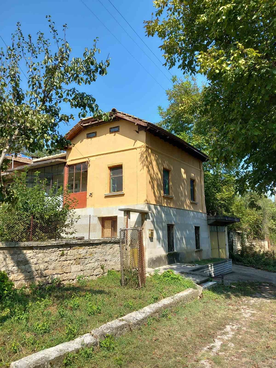 /country-house-with-two-garages-and-spacious-plot-of-land-located-in-a-quiet-village-near-forest-and-hills-25-km-away-from-vratsa/