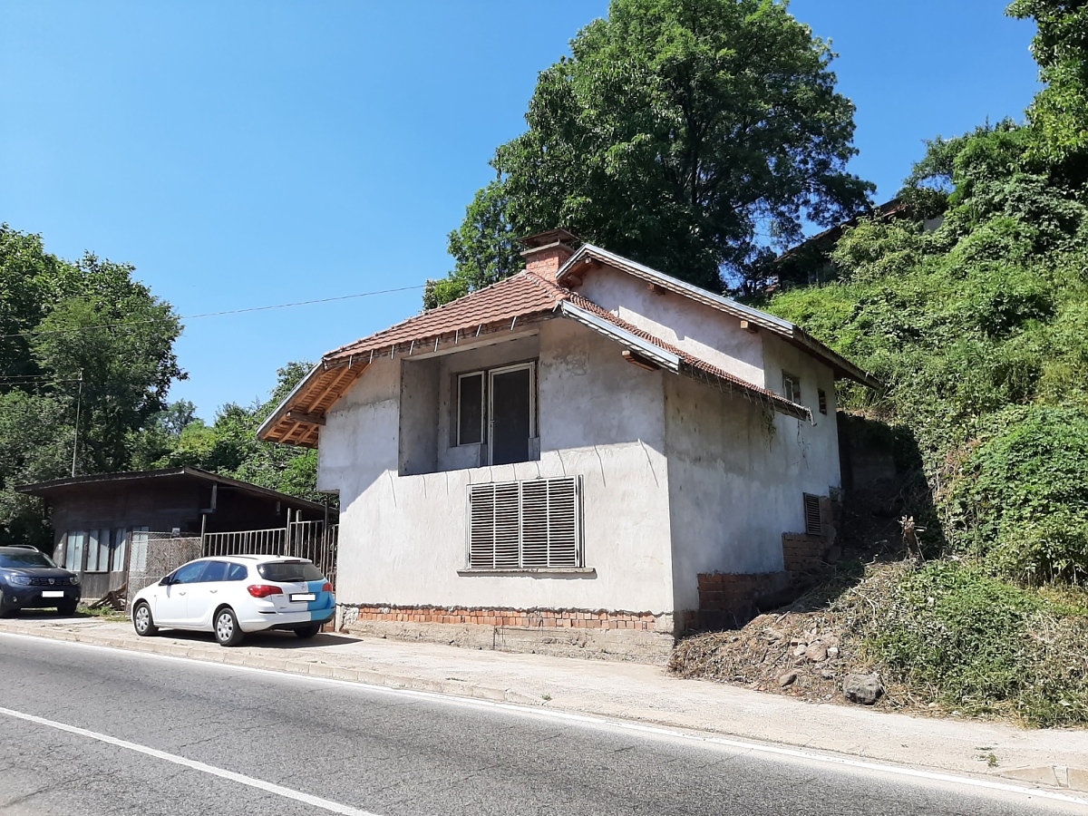 /country-house-with-plot-of-land-and-good-location-in-a-lively-village-1-hour-away-from-sofia-bulgaria/