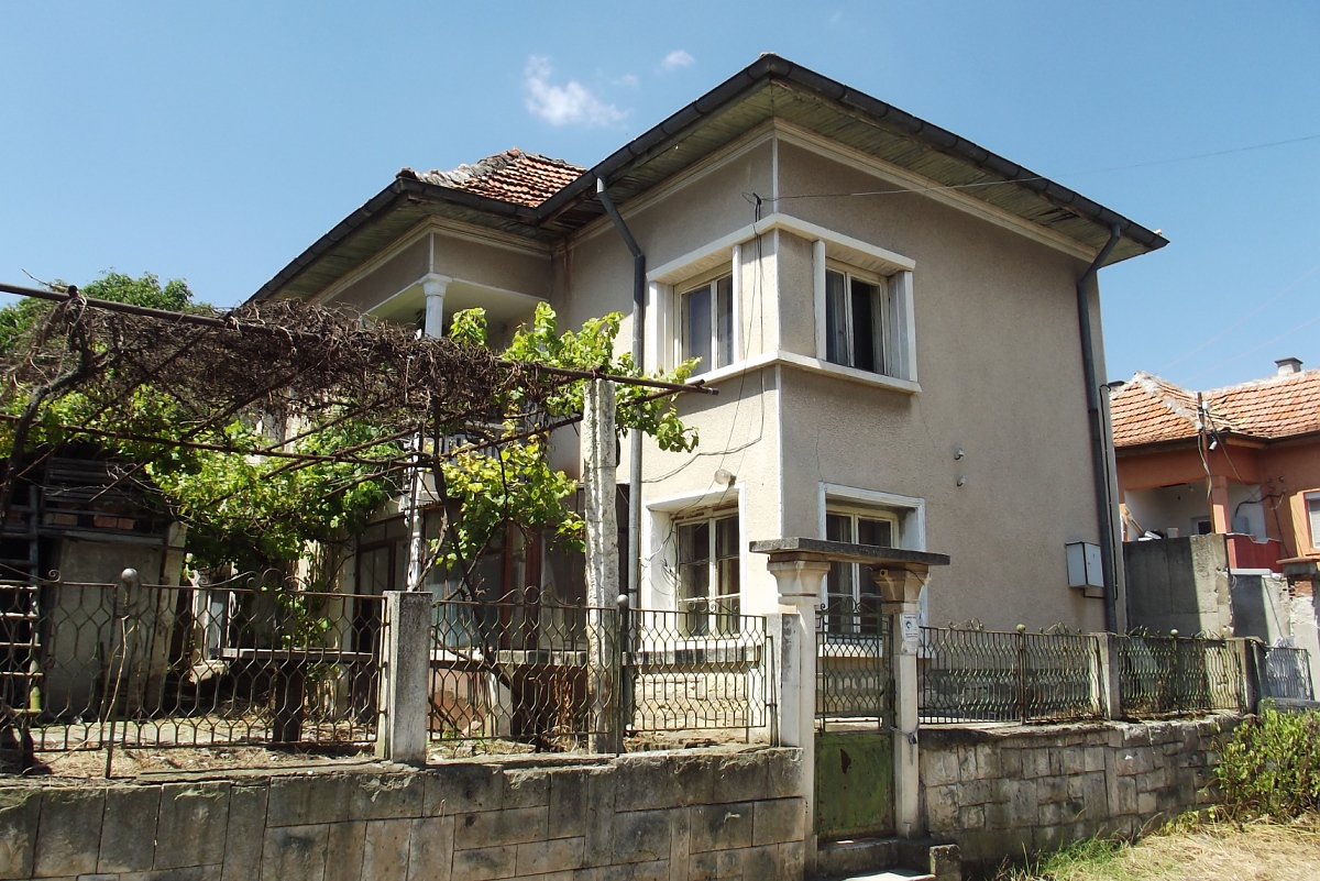 /old-country-house-with-plot-of-land-and-quiet-location-100-km-north-from-sofia-bulgaria/