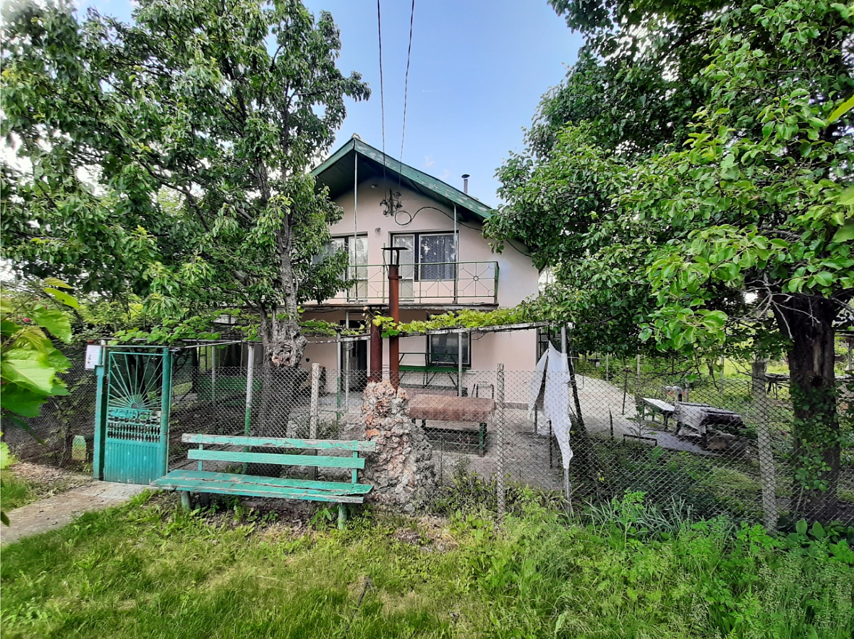 /country-house-with-plot-of-land-and-view-towards-forest-situated-in-a-village-near-lake-40-km-away-from-vratsa-bulgaria/