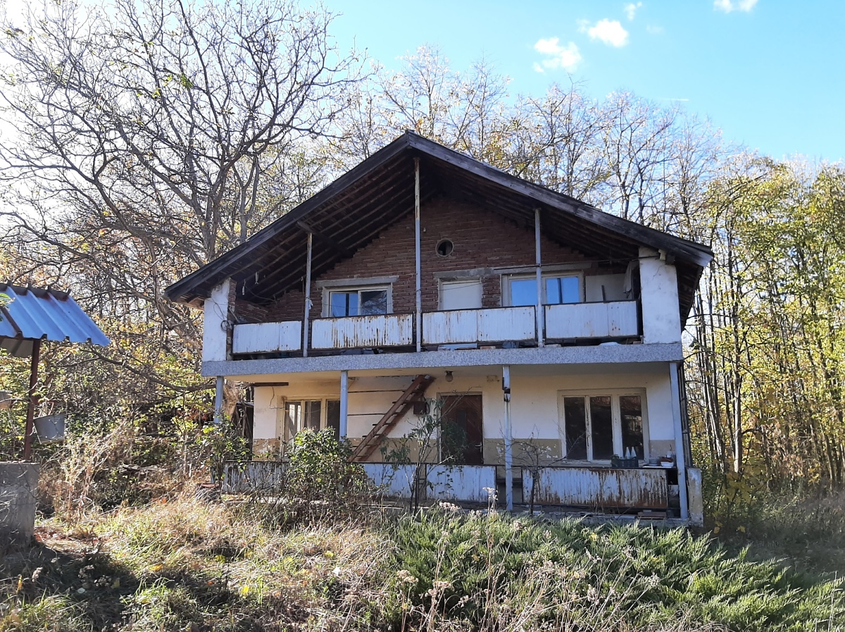 /solid-villa-with-big-plot-of-land-situated-in-a-forest-area-near-big-city-in-the-northwest-of-bulgaria/