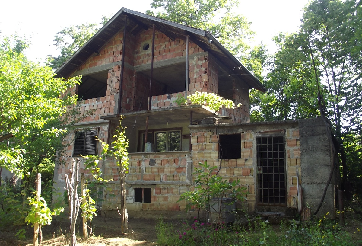 /solid-villa-with-garage-garden-and-nice-views-located-in-a-forest-area-6-km-away-from-vratsa-bulgaria/