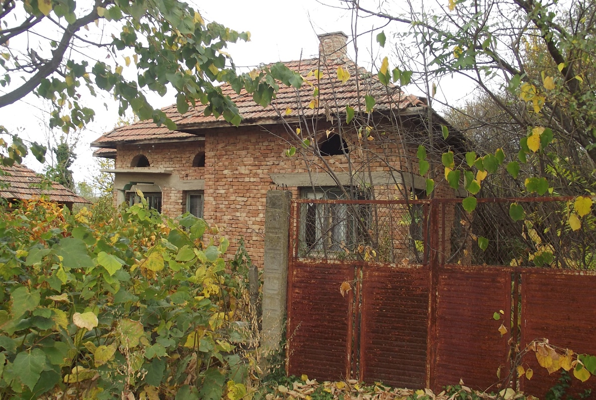 /old-rural-property-with-house-annex-and-land-located-in-a-big-village-near-river-65-km-north-of-vratsa-bulgaria/