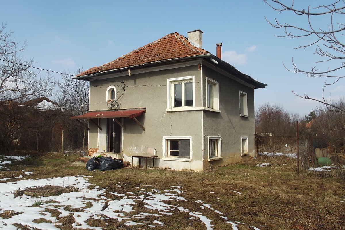 /old-rural-property-with-quiet-location-and-nice-views-just-15-minutes-away-from-big-city-in-bulgaria/
