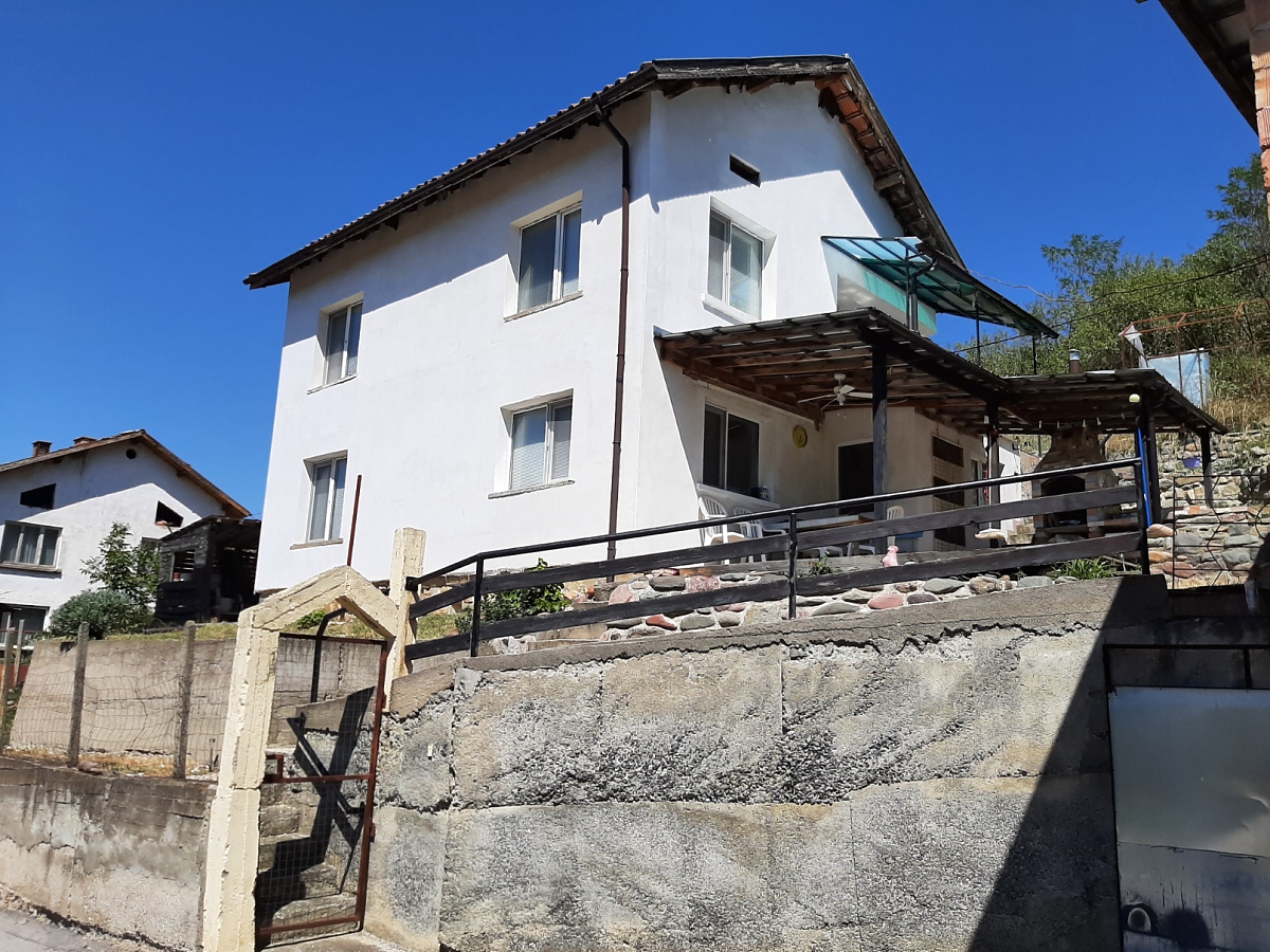 /renovated-furnished-and-ready-for-use-country-house-with-great-panoramic-views-and-good-location-in-a-quiet-village-up-in-the-mo/