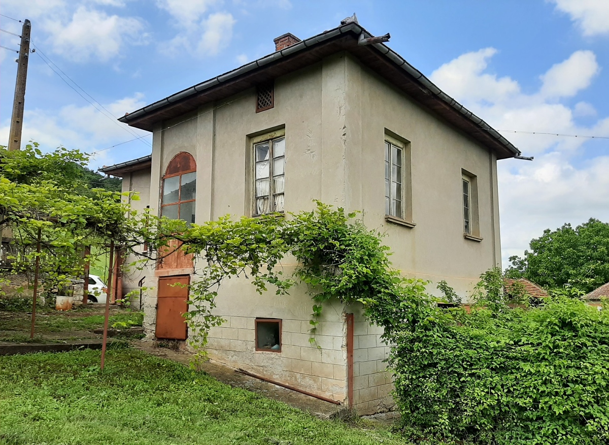 /country-house-with-annex-and-land-located-in-a-small-village-near-forest-hills-and-fields-30-km-away-from-vratsa-bulgaria/