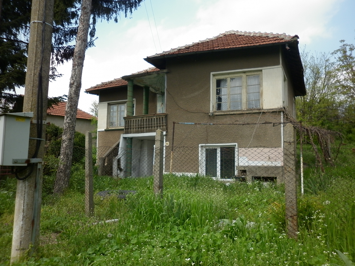 /country-house-with-plot-of-land-located-in-a-quiet-village-in-bulgaria/