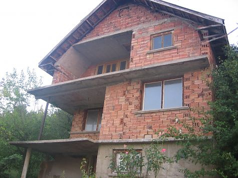 /solid-villa-located-in-the-foot-of-a-mountain-several-kilometers-from-the-city-of-vratsa/