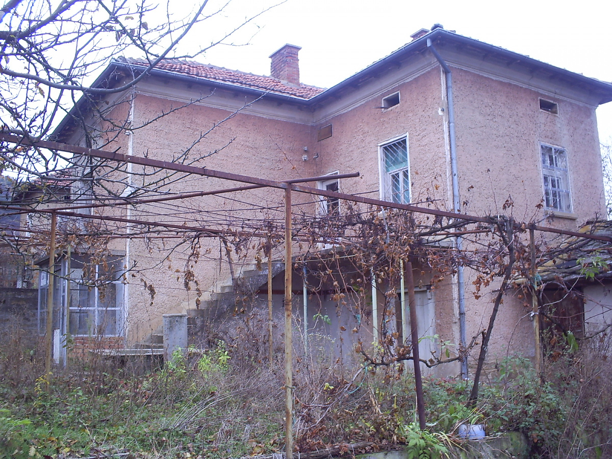 /nice-country-house-with-plot-of-land-located-in-a-quiet-village/