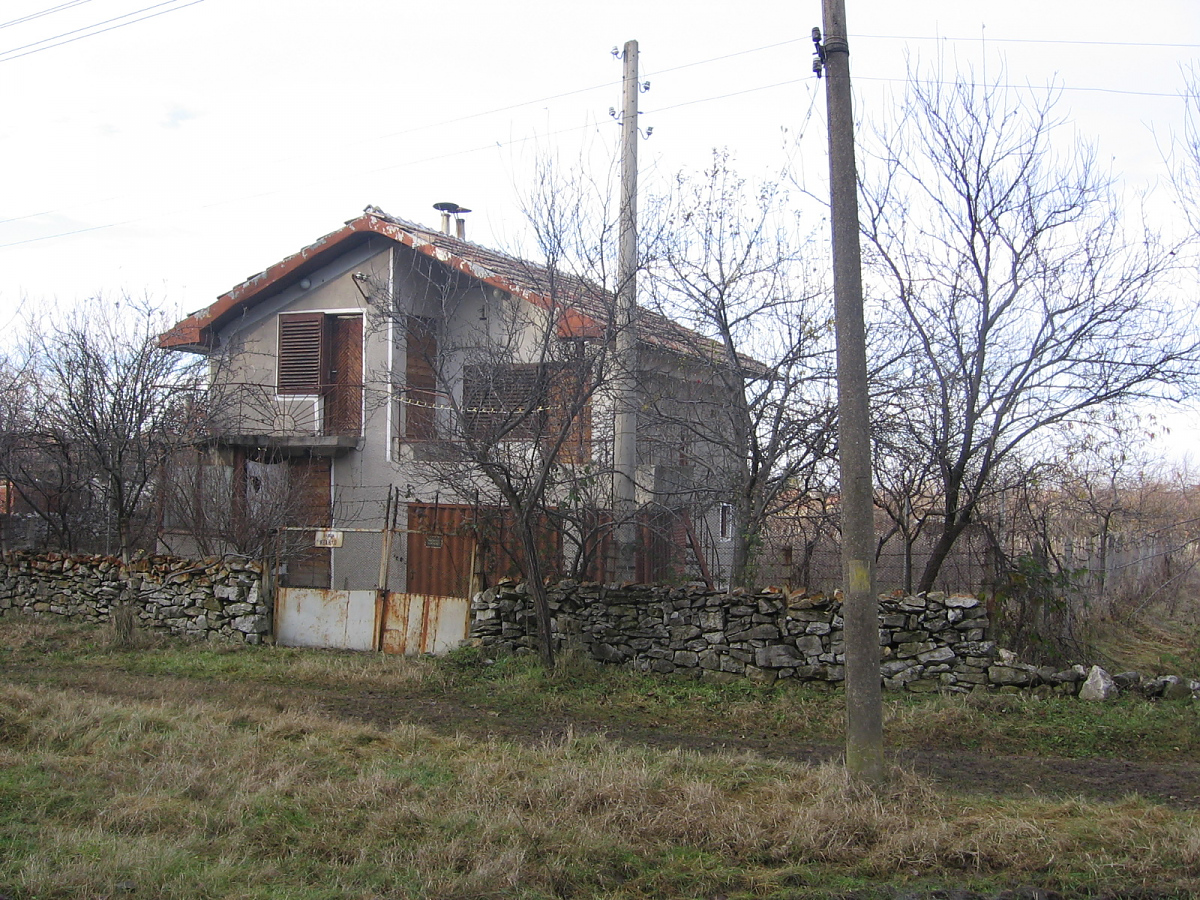 /country-house-with-plot-of-land-located-in-a-village-near-forest-and-dam-20-km-away-from-vratsabulgaria/