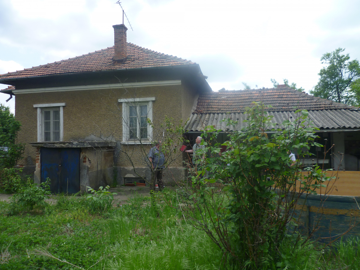 /old-country-house-with-spacious-yard-situated-in-a-village-15-km-away-from-the-danube-river/