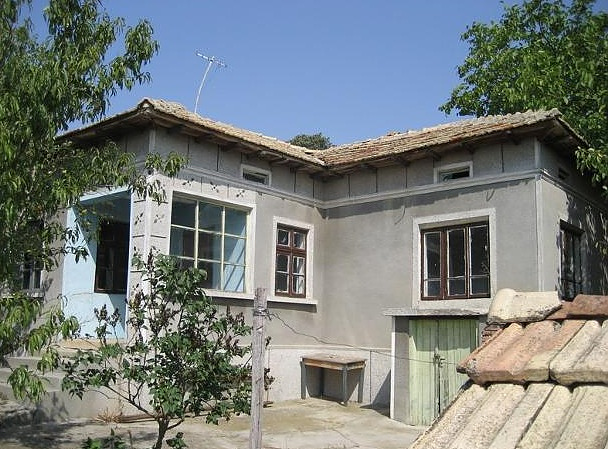 /old-country-house-with-nice-plot-of-land-situated-in-a-quiet-village-50-km-from-the-black-sea-coast-of-bulgaria/