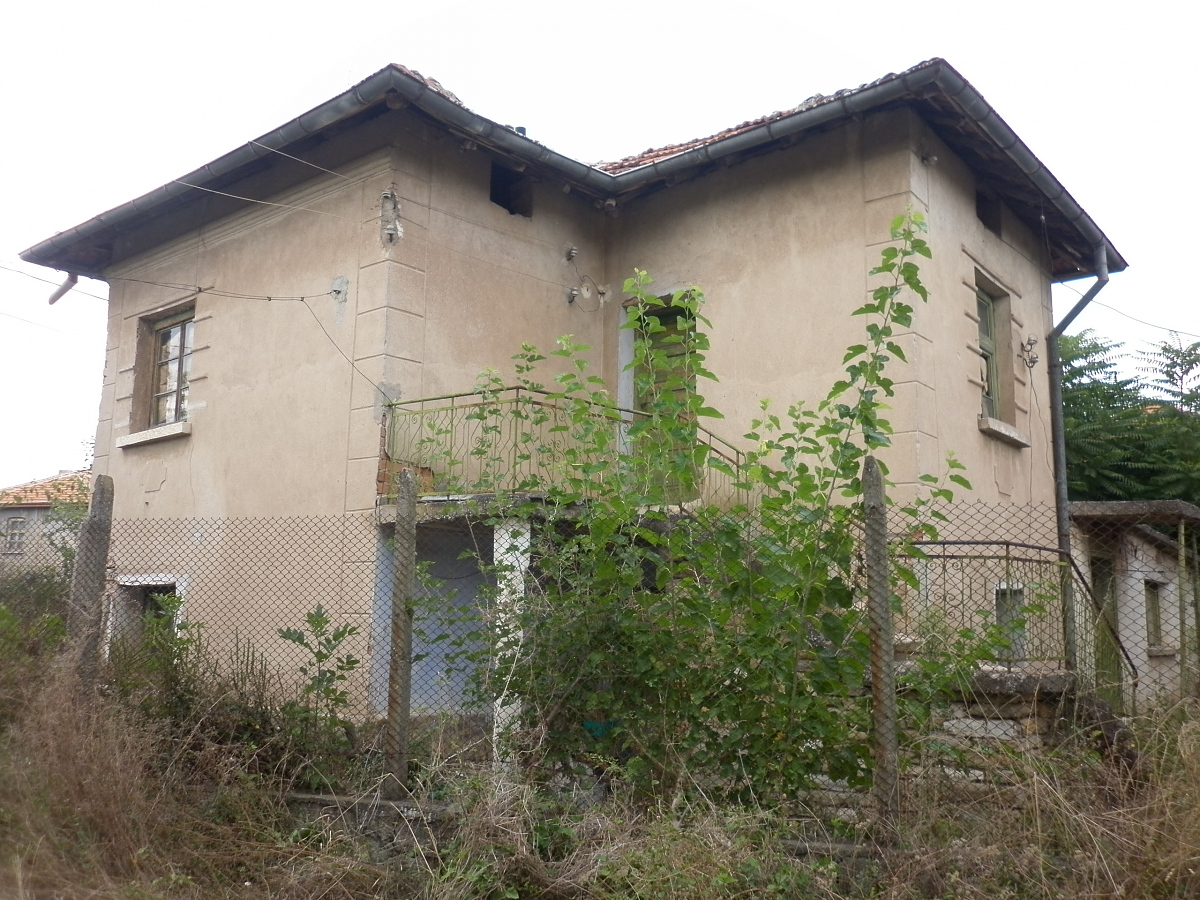 /old-rural-property-with-garage-and-plot-of-land-located-in-a-village-10-km-away-from-vratsabulgaria/