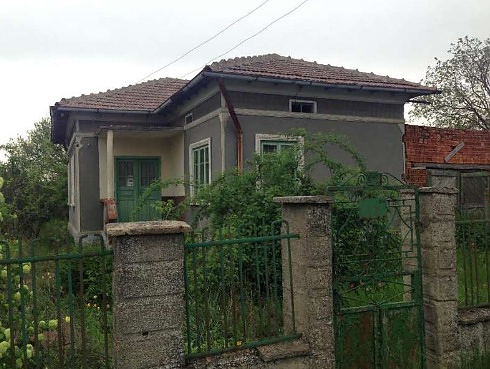 /old-country-house-with-garage-and-plot-of-land-situated-35-km-away-from-the-black-sea-coast/