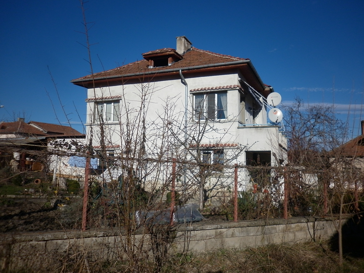 /renovated-country-house-with-nice-garden-situated-in-a-lively-village-20-km-away-from-vratsabulgaria/