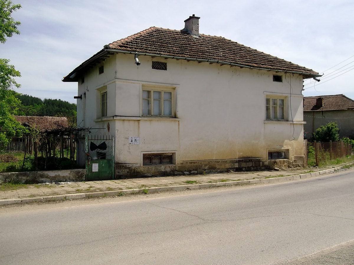 /old-country-house-situated-in-a-village-near-forest-and-river-20-km-away-from-spa-resort-town/
