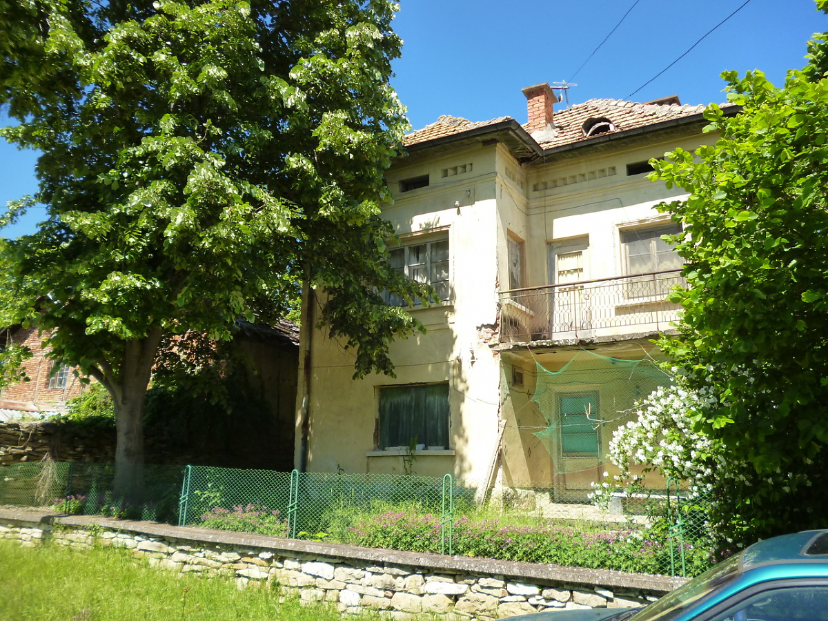 /old-country-house-with-big-plot-of-land-located-in-a-quiet-village-20-km-away-from-vratsa-bulgaria/