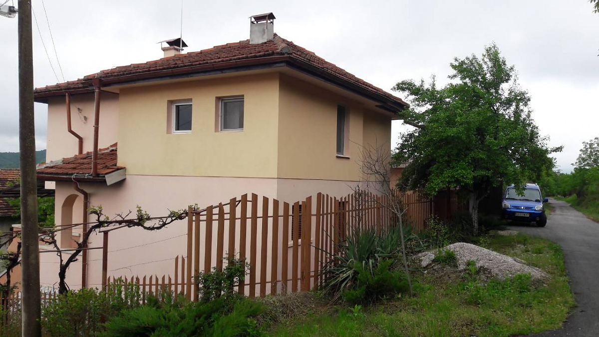 /furnished-and-ready-for-living-solid-villa-located-in-a-scenic-area-just-50-km-away-from-sofia-bulgaria/