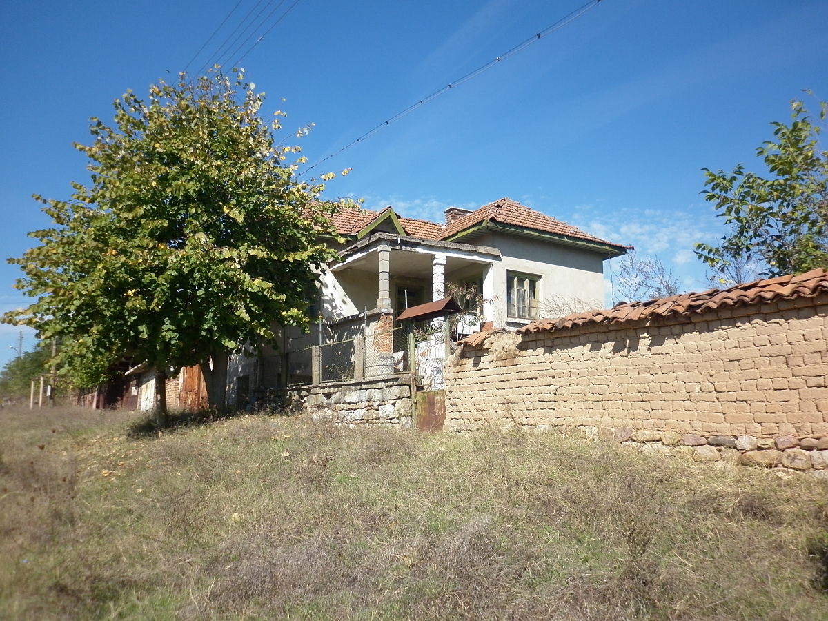 /old-country-house-with-plot-of-land-and-nice-views-situated-in-a-village-near-river-25-km-away-from-vratsa-bulgaria/