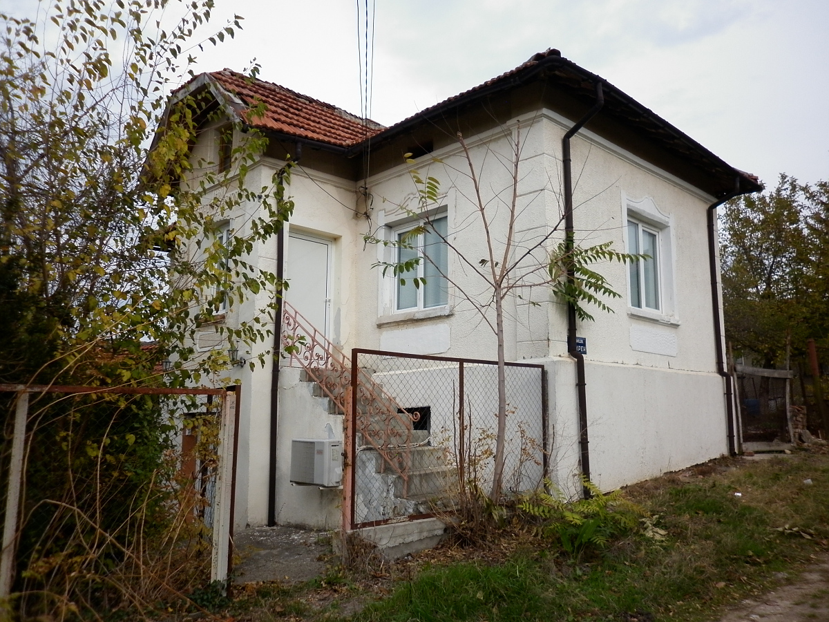 /country-house-with-plot-of-land-situated-in-a-village-near-forest-and-hills-25-km-away-from-vratsa-bulgaria/