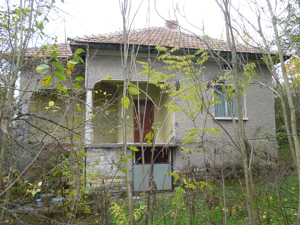 /old-rural-house-with-spacious-garden-and-barn-located-in-a-picturesque-area-25-km-away-from-vratsa-bulgaria/