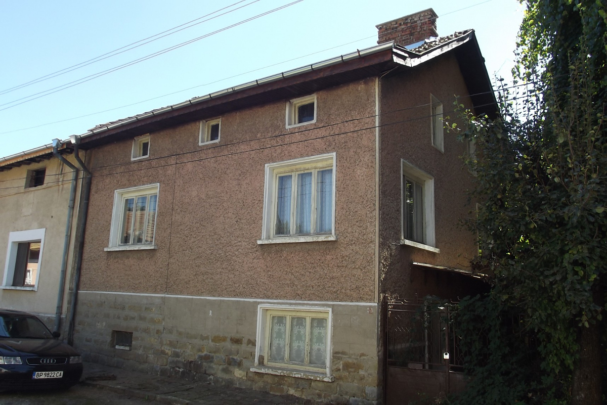 /solid-house-with-garage-and-plot-of-land-situated-in-a-village-near-river-and-forest-25-km-away-from-vratsa-bulgaria/