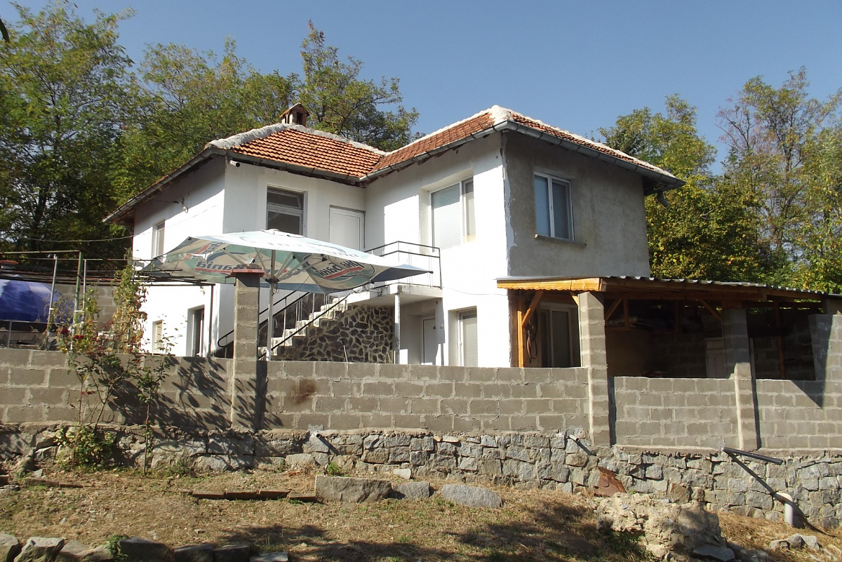 /refurbished-and-part-furnished-country-house-with-plot-of-land-located-6-km-away-from-spa-resort-and-90-km-from-sofia-bulgaria/