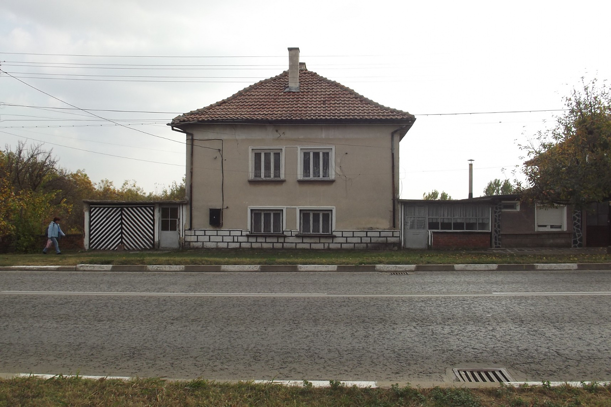 /solid-country-house-with-garage-annex-barn-and-spacious-plot-of-land-located-in-a-big-village-30-km-away-from-vratsa-bulgaria/