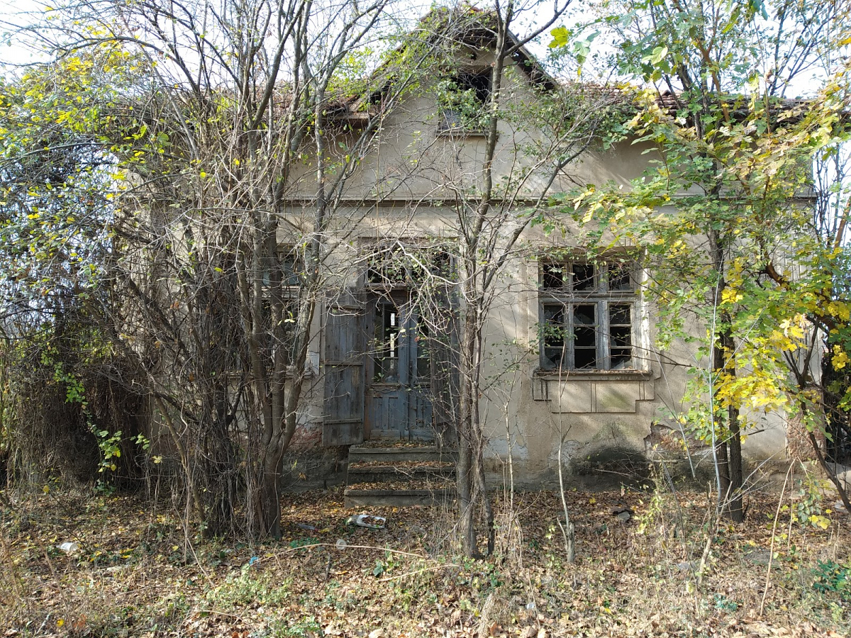 /old-rural-property-situated-in-a-big-village-near-river-60-km-away-from-vratsa-bulgaria-and-25-km-from-the-border-with-romania/