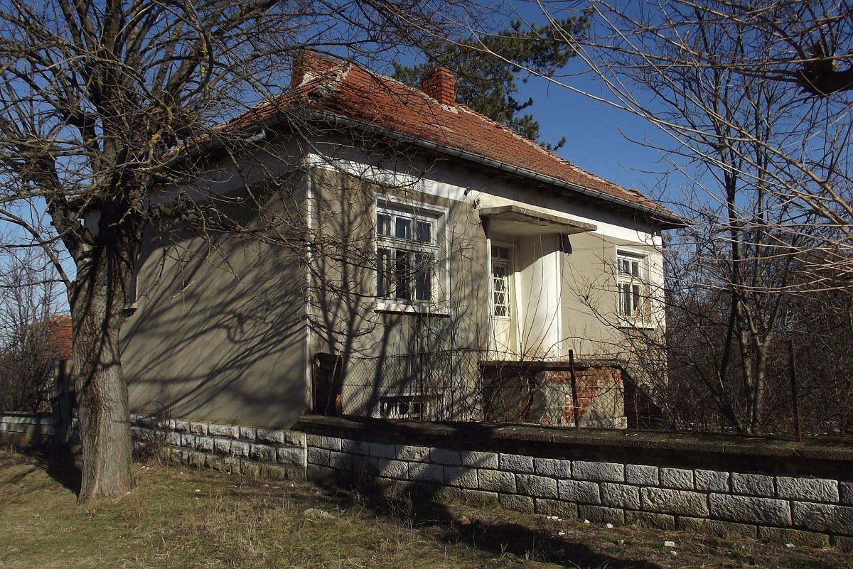 /old-country-house-with-annex-and-vast-plot-of-land-located-in-the-outskirts-of-a-big-village-35-km-away-from-vratsa-bulgaria/