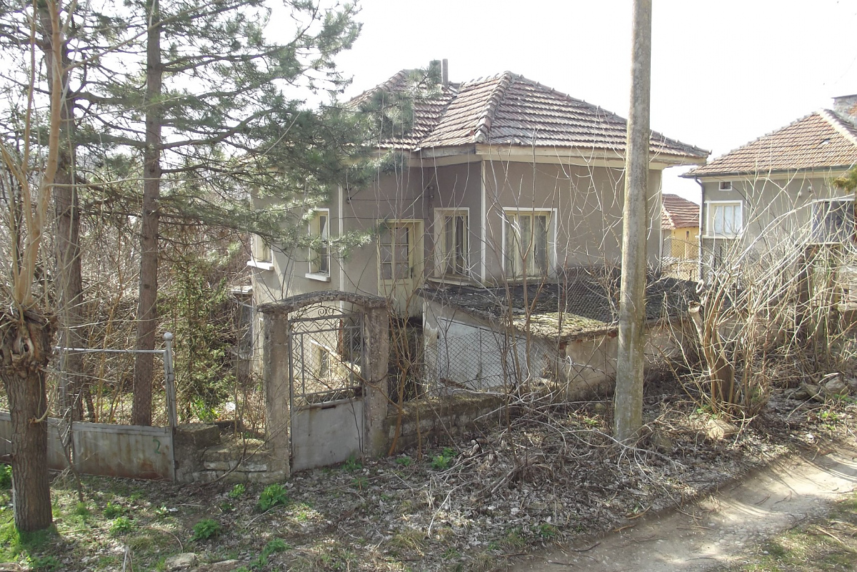 /old-country-house-with-annex-garage-and-barn-situated-in-a-quiet-village-near-forest-and-hills-40-km-away-from-vratsa-bulgaria/