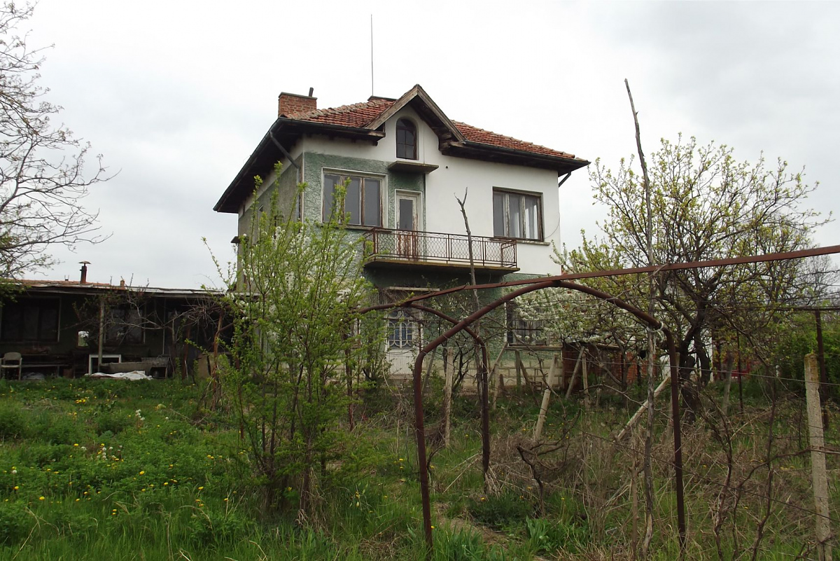 /nice-amp-spacious-country-house-with-big-garden-garage-and-annex-located-in-a-village-30-km-from-vratsa-bulgaria/