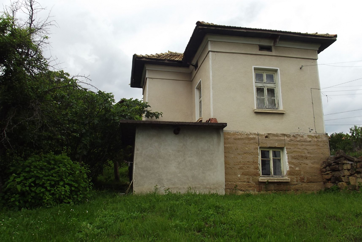 /country-house-with-plot-of-land-and-nice-views-located-in-a-quiet-village-110-km-away-from-sofia-bulgaria/