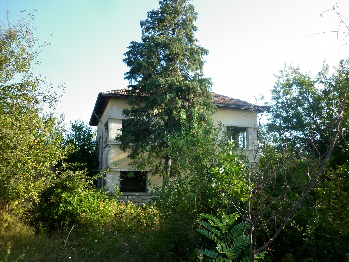 /an-old-rural-house-with-very-quiet-location-and-nice-views-just-20-km-away-from-big-city-in-bulgaria/